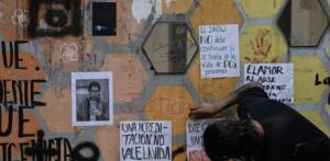 Homenajes y reclamos por muerte de dos fotógrafos en festival musical de México