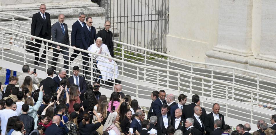 El papa Francisco en silla de ruedas acude a la misa de Domingo de Ramos