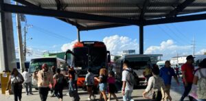 Maletas, mochilas y prisa: la ciudad empieza a sentirse vacía por asuelto de la Semana Mayor