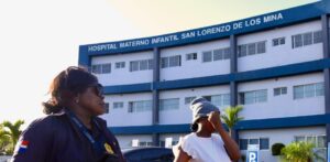 Haitianos llegan con papeles en manos a los hospitales