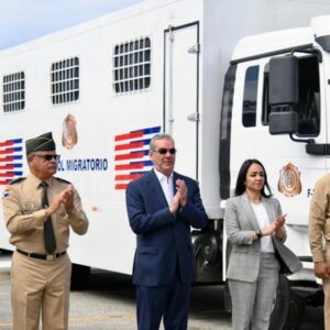 El-presidente-Abinader-entrega-camiones-y-autobuses-para-reforzar-controles-migratorios_.jpg
