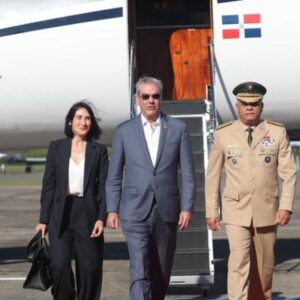 El-presidente-Abinader-regreso-al-pais-para-participar-en-los-actos-funerales-en-honor-al-Papa-Francisco._.jpg