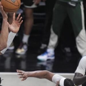 Giannis-Antetokounmpo-enfrenta-un-gran-dilema-sobre-su-futuro-en-los-Milwaukee-Bucks._.jpg