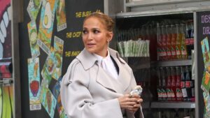 Jennifer-Lopez-looks-happier-than-ever-during-lunch-date-with-Emme_.jpg
