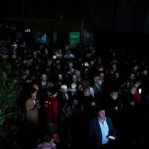 La-recuperacion-total-del-sistema-electrico-en-Espana-se-estima-que-podria-tardar-entre-6-y-10-horas._.jpg