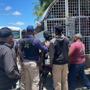 Segun-informacion-reciente-en-el-ano-2016-mas-de-un-millon-de-haitianos-han-sido-reconducidos-mientras-que-actualmente-se-mantienen-vigentes-197-mil-permisos._.jpg