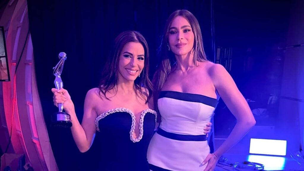 Sofia-Vergaras-stunning-surprise-honors-Eva-Longoria-at-Platino-Awards_.jpg