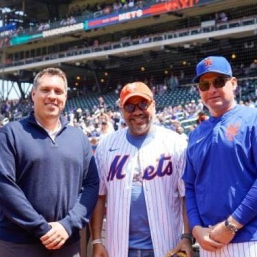 El-Defensor-del-Pueblo-lanza-la-primera-bola-en-el-partido-de-los-Mets_.jpg