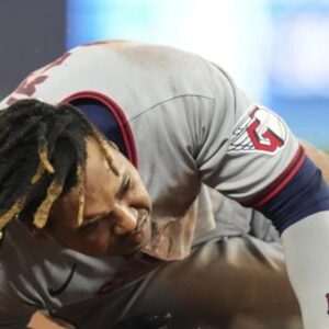 El-pelotero-Jose-Ramirez-abandona-juego-por-esguince-de-tobillo_.jpg