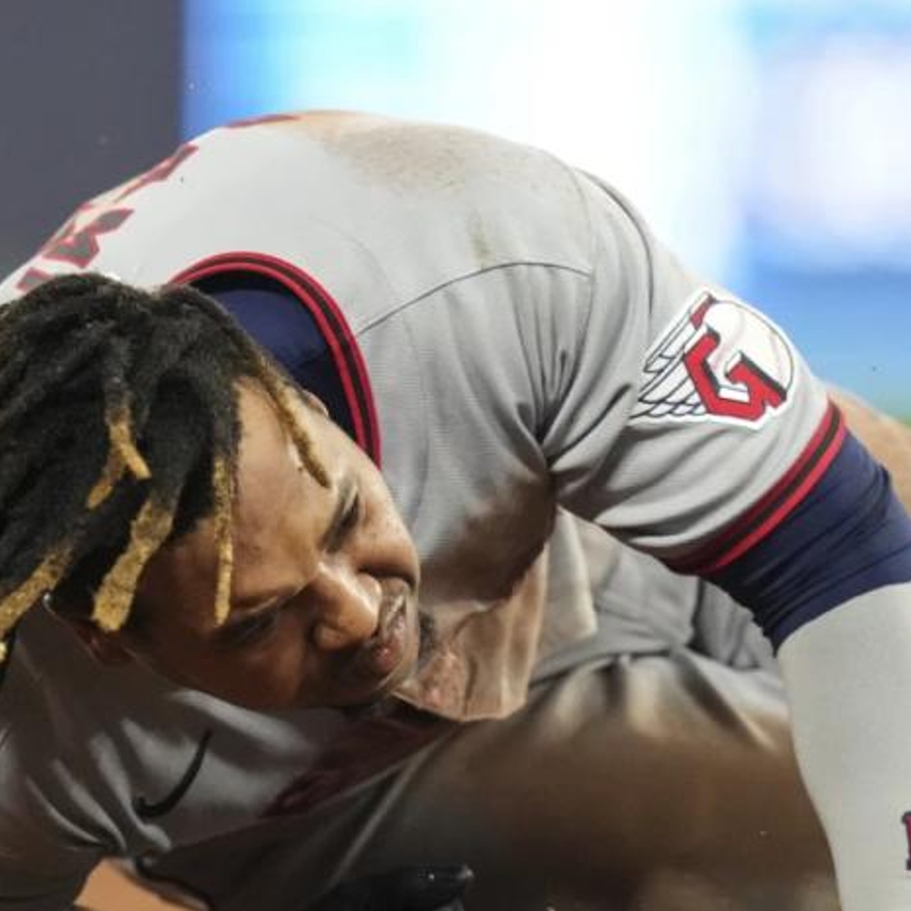 El-pelotero-Jose-Ramirez-abandona-juego-por-esguince-de-tobillo_.jpg