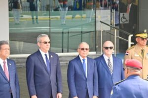 El-presidente-Abinader-se-reune-con-exmandatarios-Fernandez-Mejia-y-Medina-en-historica-cumbre._.jpg