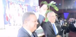 El-presidente-Abinader-y-el-ex-mandatario-Leonel-Fernandez-se-saludaron-y-abrazaron-efusivamente-durante-el-Congreso-Mundial-del-Derecho._.jpg