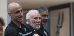 Gregg-Popovich-hace-una-aparicion-sorpresa-en-la-presentacion-del-nuevo-entrenador-de-los-Spurs_.jpg