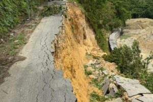 Importante-noticia-Un-tramo-de-la-carretera-Samangola-Boca-Nigua-en-San-Cristobal-ha-colapsado_.jpg