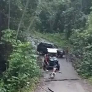 Las-lluvias-continuan-provocando-danos-en-las-vias-de-Puerto-Plata._.jpg