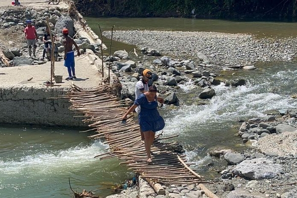 Reconstruccion-del-puente-de-Tablitas-en-Bacayanes-Union-y-colaboracion-para-mejorar-la-comunidad_.jpg