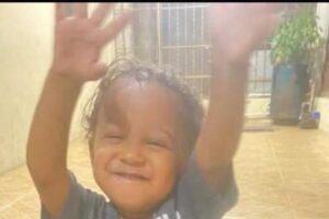 Una-mujer-entregada-a-la-policia-por-la-muerte-de-su-hijastro-de-dos-anos_.jpg