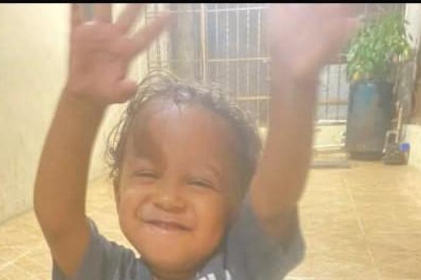 Una-mujer-entregada-a-la-policia-por-la-muerte-de-su-hijastro-de-dos-anos_.jpg