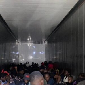 INTERCEPTAN-FURGON-CON-79-HAITIANOS-INDOCUMENTADOS_.jpg