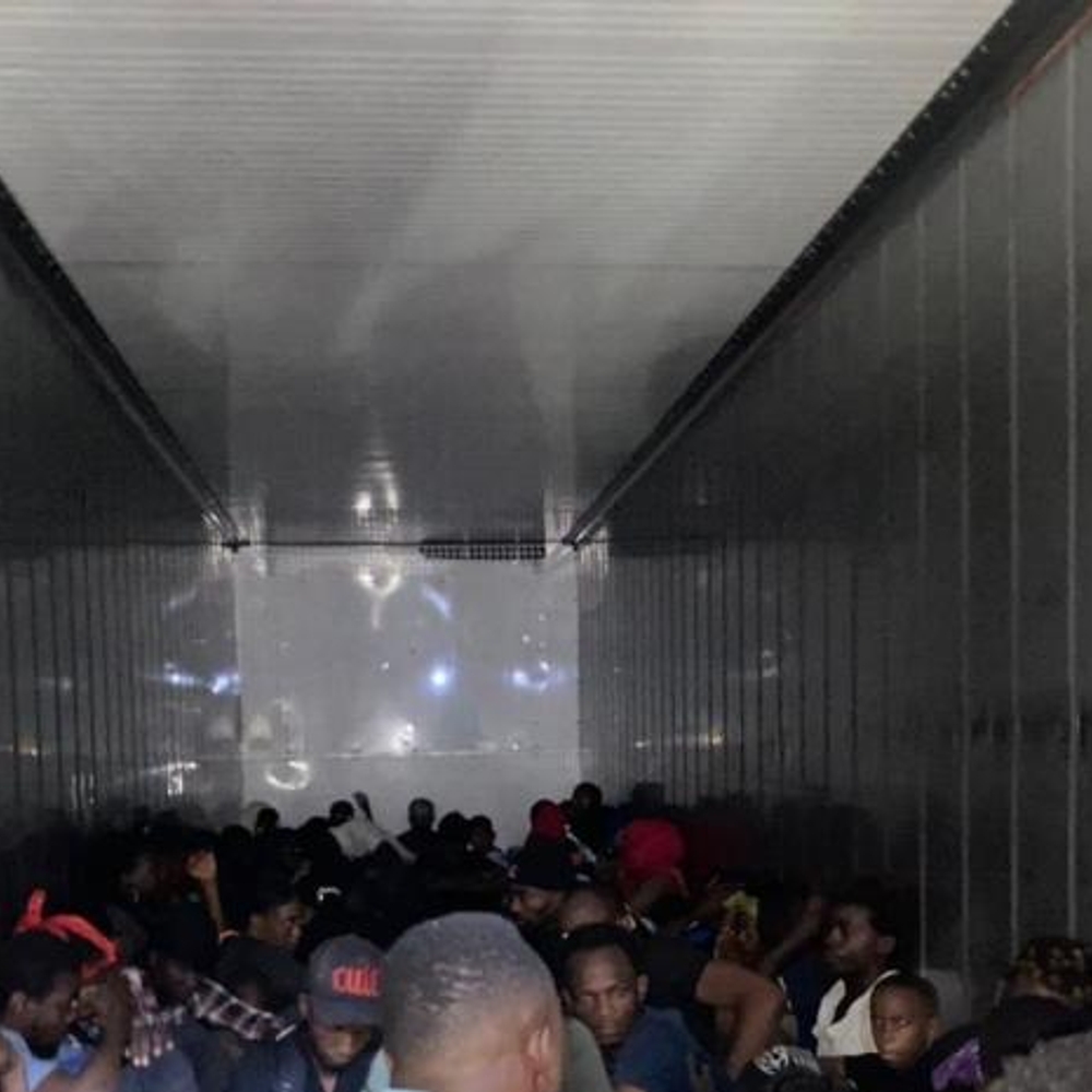 INTERCEPTAN-FURGON-CON-79-HAITIANOS-INDOCUMENTADOS_.jpg
