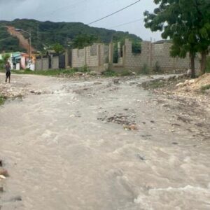 FAMILIAS-DE-BARAHONA-EN-PELIGRO-POR-ARROYITO_.jpg