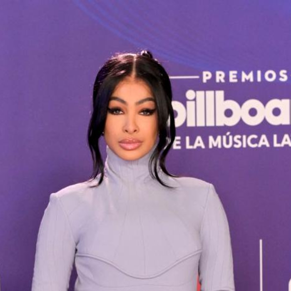 La-explosion-de-color-en-la-alfombra-azul-de-los-Latin-Billboard-2025_.jpg
