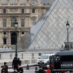 ROBO-EN-EL-LOUVRE-DETIENEN-A-DOS-SOSPECHOSOS_.jpg