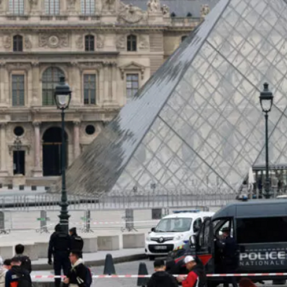 ROBO-EN-EL-LOUVRE-DETIENEN-A-DOS-SOSPECHOSOS_.jpg