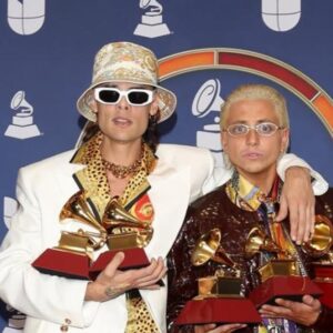 Ca7riel-y-Paco-Amoroso-celebran-su-triunfo-en-los-Latin-Grammy-2025-con-un-beso-apasionado_.jpg
