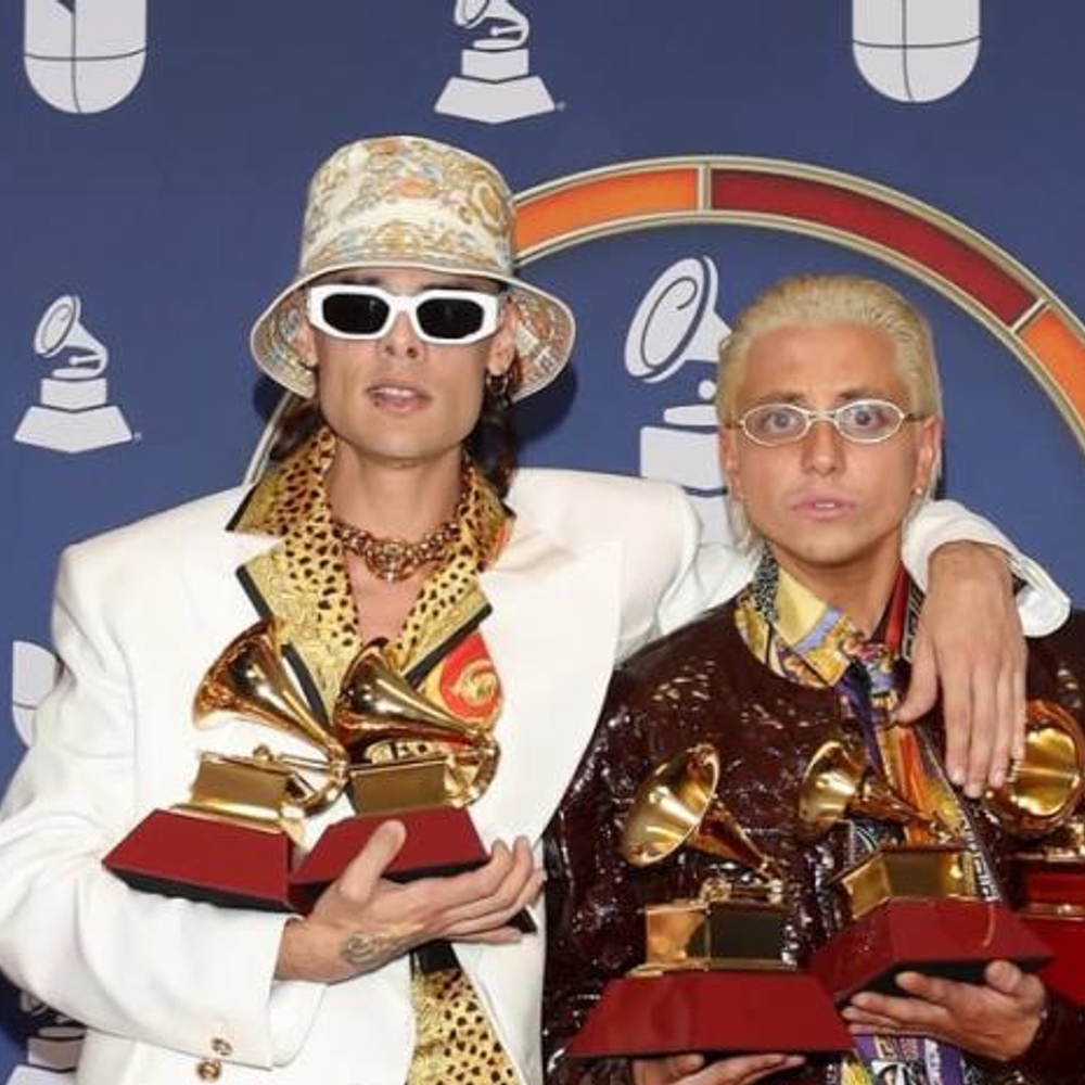 Ca7riel-y-Paco-Amoroso-celebran-su-triunfo-en-los-Latin-Grammy-2025-con-un-beso-apasionado_.jpg