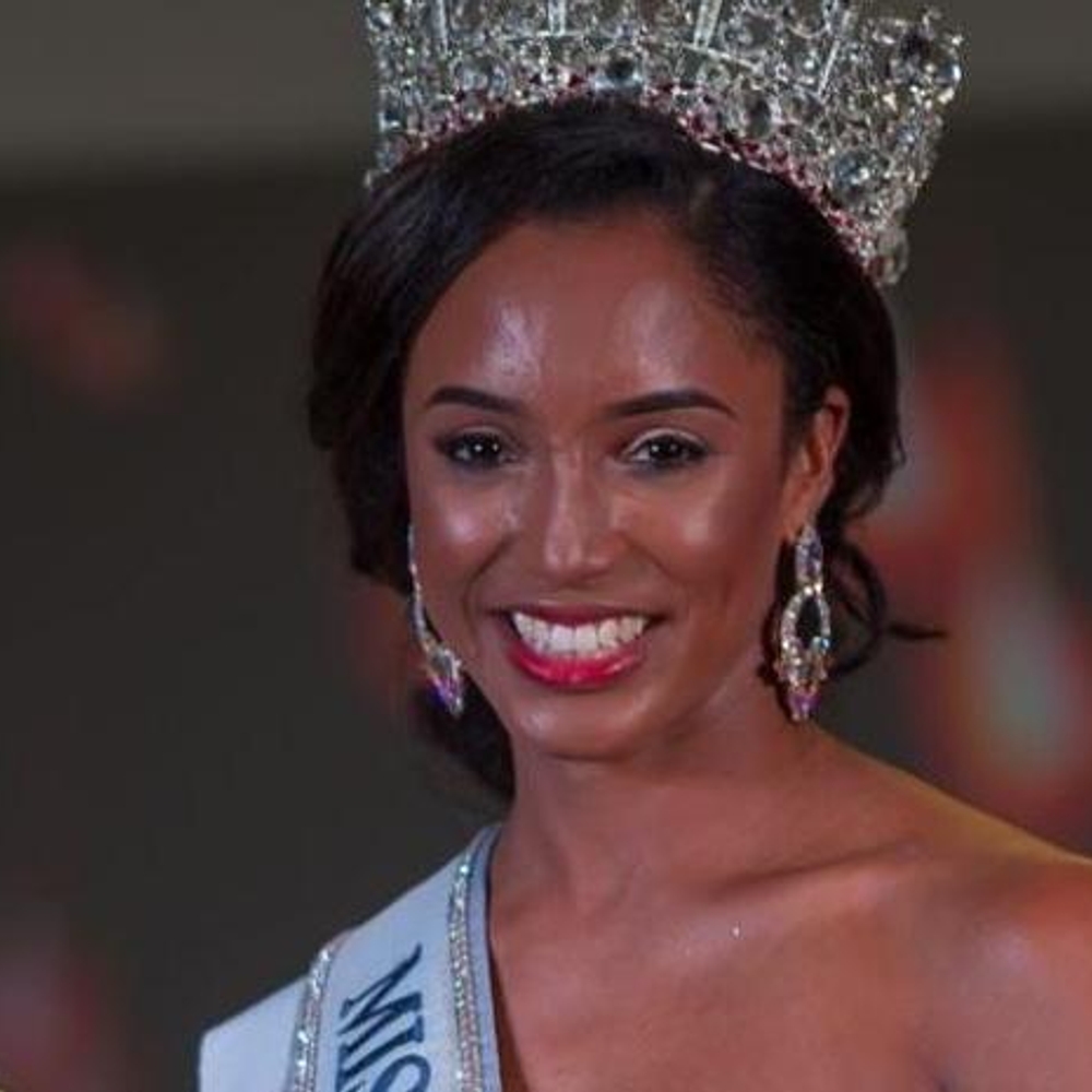 Gabrielle-Henry-Miss-Jamaica-trasladada-en-camilla-despues-de-caer-del-escenario_.jpg