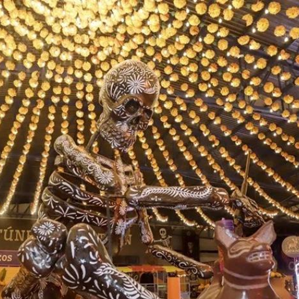 Honrando-a-la-muerte-con-calaveras-monumentales-en-el-centro-de-Mexico_.jpg