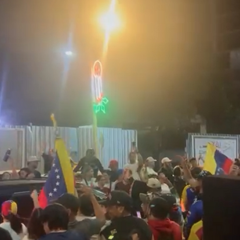 VENEZOLANOS-FESTEJAN-CAIDA-DE-MADURO_.jpg