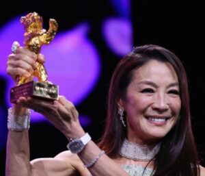 Michelle-Yeoh-galardonada-con-el-Oso-de-Oro-un-hito-para-la-actriz-malasia_.jpg