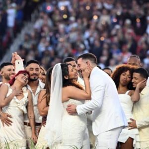 Una-boda-real-durante-el-espectaculo-de-Bad-Bunny-en-el-Super-Bowl_.jpg