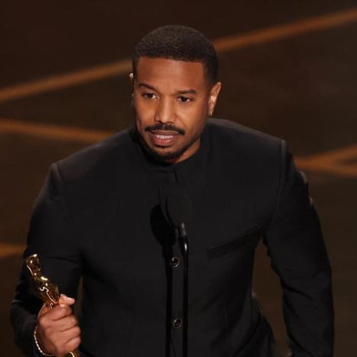 Michael-B.-Jordan-recibe-su-primer-Oscar-a-mejor-actor-por-su-actuacion-en-Sinners_.jpg